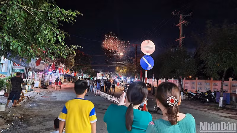 People flock to Dam Doi Town, Dam Doi District, Ca Mau Province, to enjoy fireworks celebrating Lunar New Year. (Photo: Huu Tung) People flock to Dam Doi Town, Dam Doi District, Ca Mau Province, to enjoy fireworks celebrating Lunar New Year. (Photo: Huu Tung)