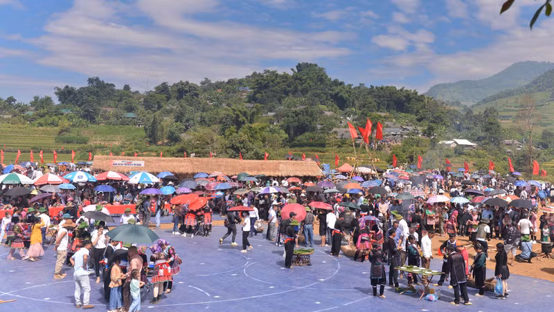 During holidays and festivals, the H'Mong ethnic community often organise a contest of pounding 'Giay cake'. The contest attracts a large number of locals and visitors.