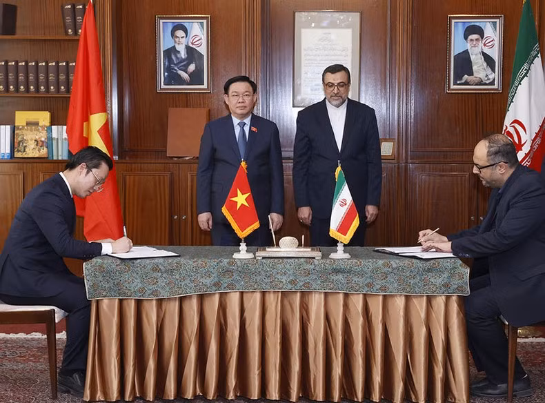 Deputy Director General in charge of the the Directorate of Standards, Metrology and Quality, Ha Minh Hiep, and President of the Iran National Standards Organisation, Hassan Khanezar, sign the MoU on the cooperation between the two agencies. (Photo: Vu Tu Quyen)
