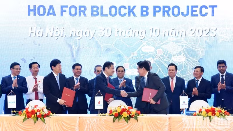 PM Pham Minh Chinh witnesses the singing ceremony of the agreement framework for the Block B.