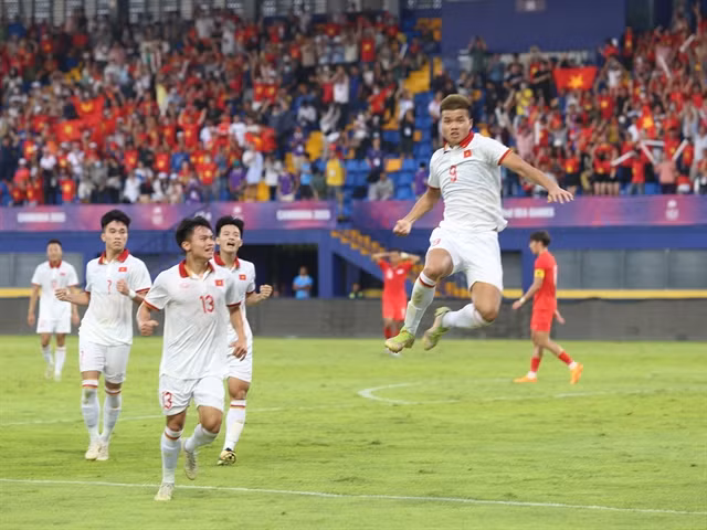 Nguyen Van Tung celebrates after opening the scoreline for the second consecutive match. (Photo: VNA)