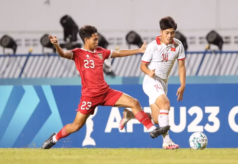 Quoc Viet missed the penalty as it was saved by goalkeeper Ernanno Ari of Indonesia. (Photo: WS)
