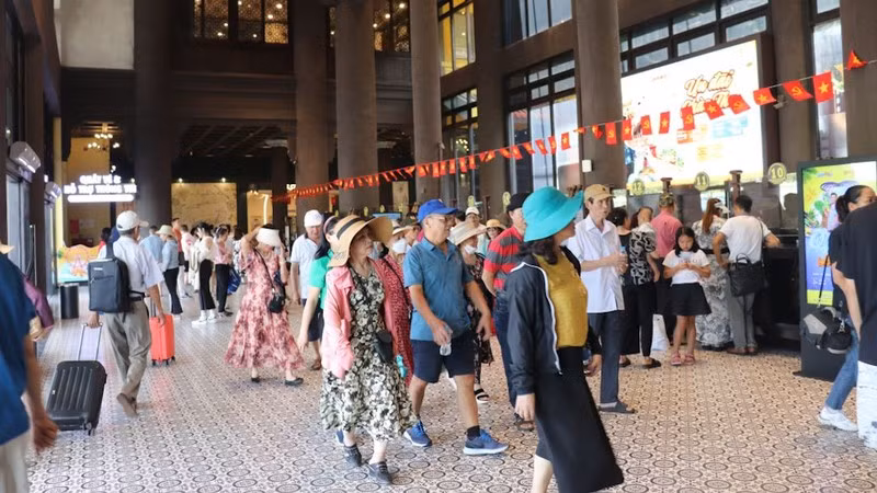 Visitors to Ha Long Bay increased sharply during National Day holidays.
