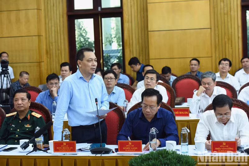 Chairman of the Board of Members of Vietnam Electricity Dang Hoang An speaks at the working session.