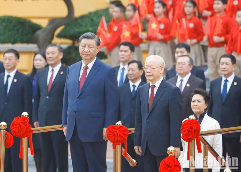 Party General Secretary Nguyen Phu Trong and Chinese Party General Secretary and President Xi Jinping perform the flag salute ceremony. Party General Secretary Nguyen Phu Trong and Chinese Party General Secretary and President Xi Jinping perform the flag salute ceremony.