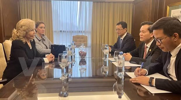 Deputy Foreign Minister Ha Kim Ngoc (centre, right) meets with Honourary Consul of Vietnam in Paraguay Maria Del Carmen Perez (Photo: VNA) 