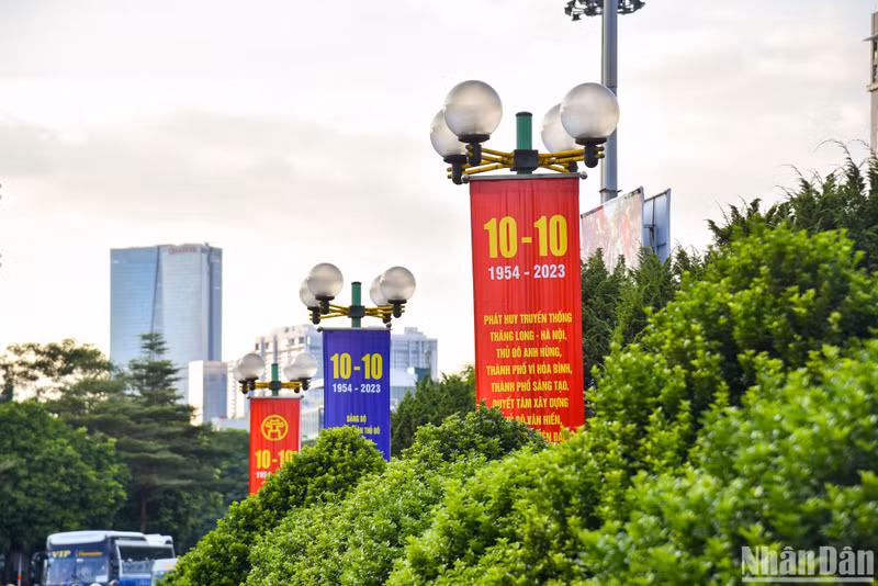 The slogan: "Promoting the tradition of Thang Long - Hanoi, Heroic Capital, City for Peace." The slogan: "Promoting the tradition of Thang Long - Hanoi, Heroic Capital, City for Peace."