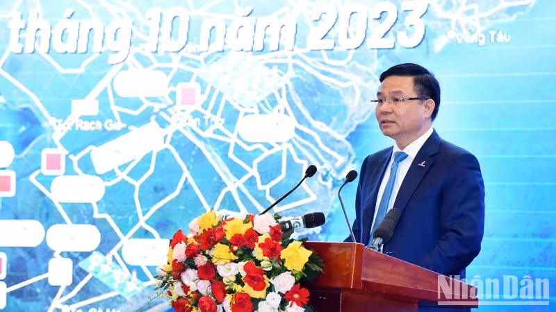 General Director of the Vietnam Oil and Gas Group delivers a report on the project.