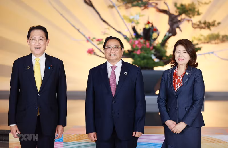 Japanese Prime Minister Kishida Fumio and his spouse welcome Vietnamese Government leader Pham Minh Chinh, to attend the G7 expanded summit. (Photo: VNA)