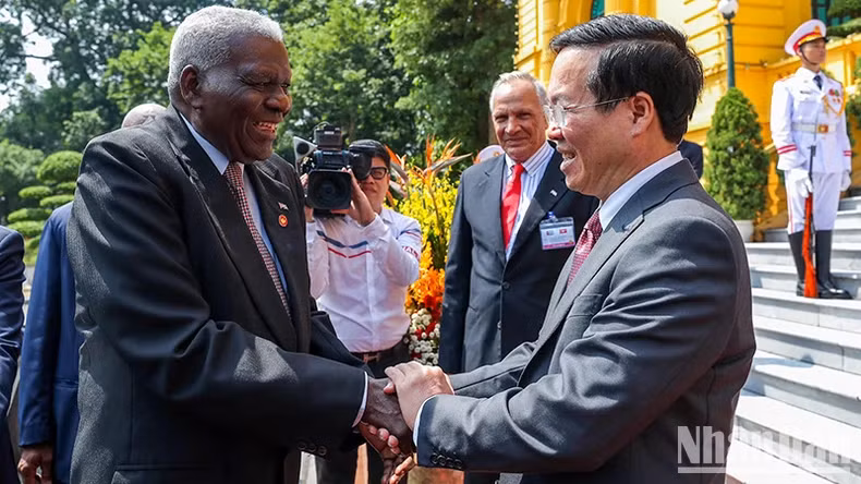 President Vo Van Thuong sees off President of the National Assembly of People's Power of Cuba Esteban Lazo Hernandez.