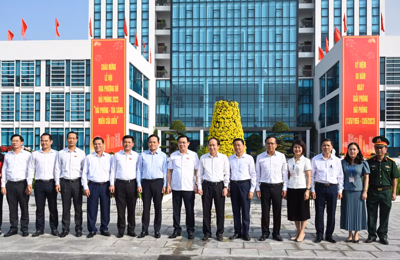 NA Chairman Vuong Dinh Hue and other delegates pose for a photo.