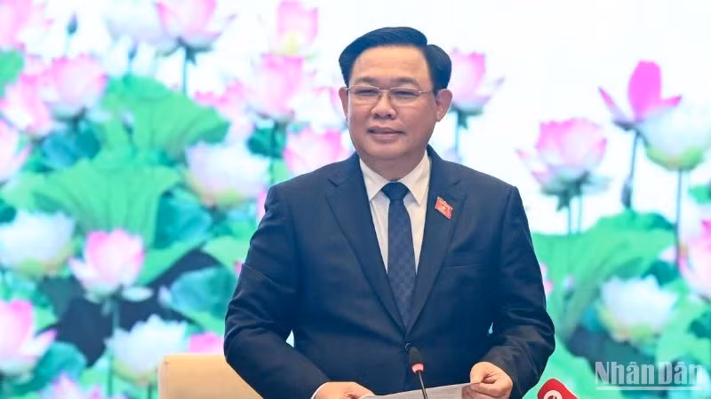 NA Chairman Vuong Dinh Hue speaks at the meeting. (Photo: NDO)