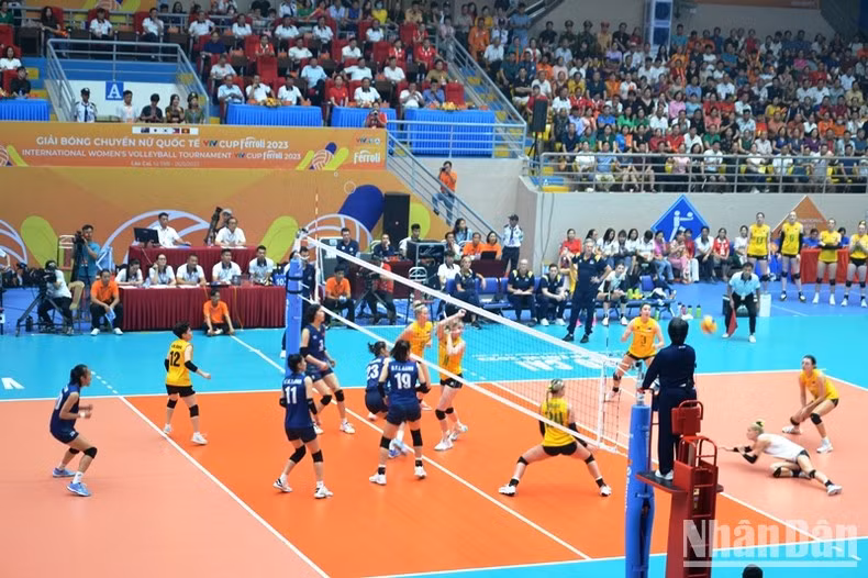 The two teams compete fiercely. (Photo: QUOC HONG)