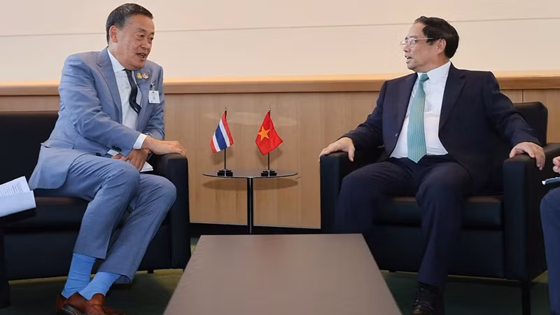 PM Pham Minh Chinh (R) and his Thai counterpart Srettha Thavisin. (Photo: Nhat Bac)