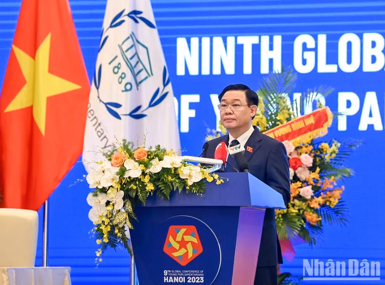 NA Chairman Vuong Dinh Hue speaks at the opening ceremony.