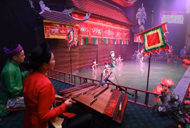 A water puppetry performance at the programme. (Photo: VNA)