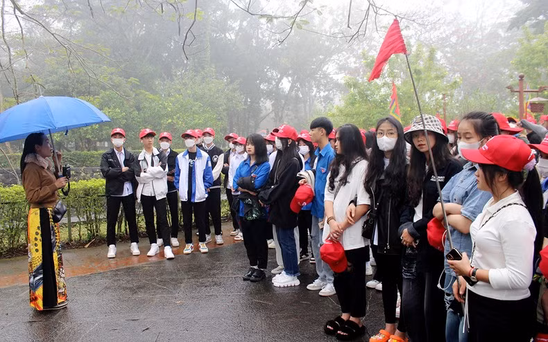 Students learn about the historical and cultural values of Lam Kinh Relic Site. Students learn about the historical and cultural values of Lam Kinh Relic Site.