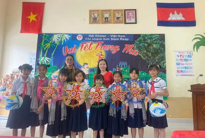 Children receive colourful star lanterns from Vietnam. Children receive colourful star lanterns from Vietnam.