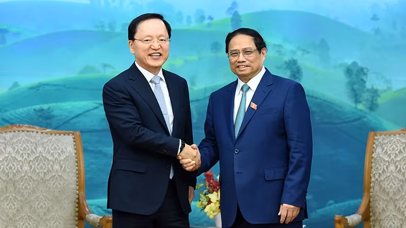 Prime Minister Pham Minh Chinh (R) and Chief Financial Officer of Samsung Group Park Hark Kyu (Photo: NDO)