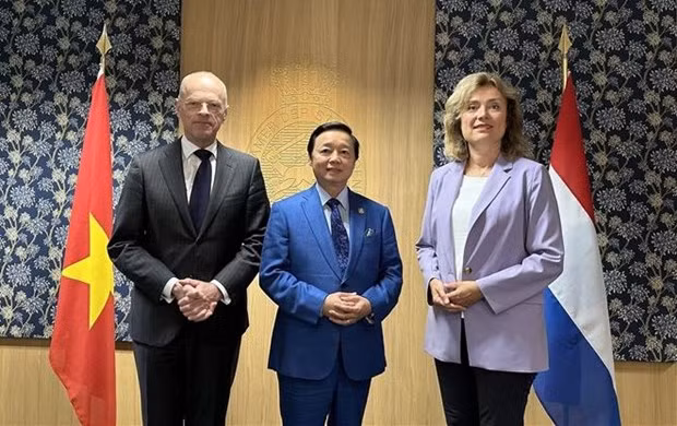 Deputy Prime Minister Tran Hong Ha (centre) and Speaker of the House of Representatives Vera Bergkamp (R) and President of the Senate Jan Anthonie Bruijn. (Photo: VNA)