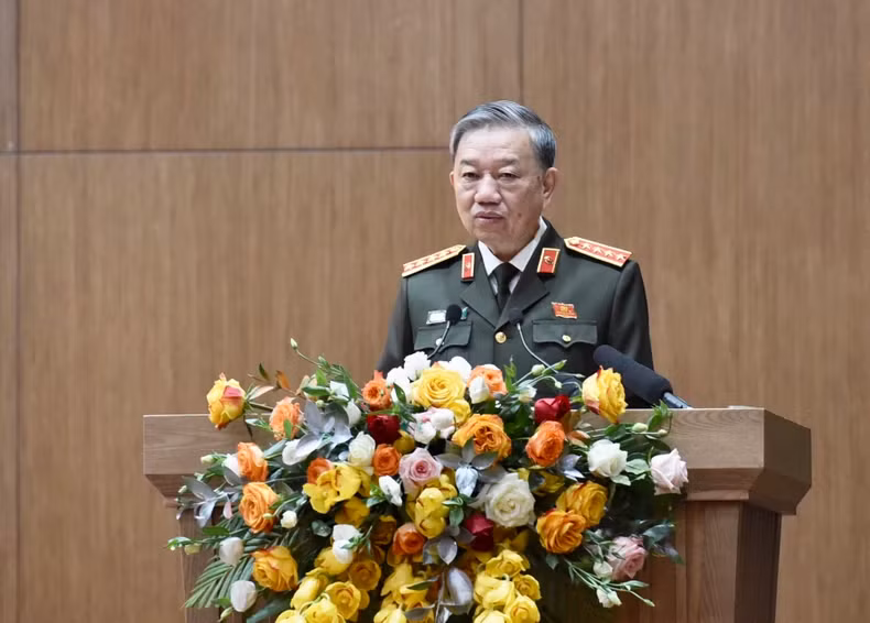 General To Lam, Minister of Public Security, chairs the conference. (Photo: NDO)