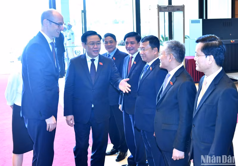 NA Chairman Vuong Dinh Hue introduces the Vietnamese delegates to the President of the Swiss National Council Martin Candinas. NA Chairman Vuong Dinh Hue introduces the Vietnamese delegates to the President of the Swiss National Council Martin Candinas.