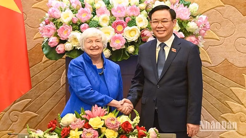 NA Chairman Vuong Dinh Hue (right) receives US Treasury Secretary Janet Yellen. (Photo: NDO)