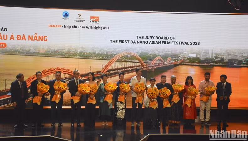 The organising committee presents flowers to the Jury.