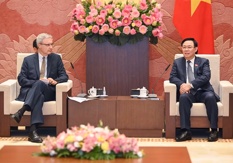 NA Chairman Vuong Dinh Hue (R) and French Ambassador to Vietnam Nicolas Warnery. (Photo: NDO)