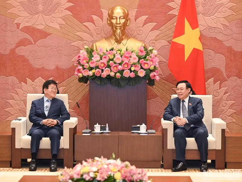 National Assembly Chairman Vuong Dinh Hue (R) and former Speaker of the Republic of Korea’s National Assembly Byeong-seug. (Photo: NDO) 