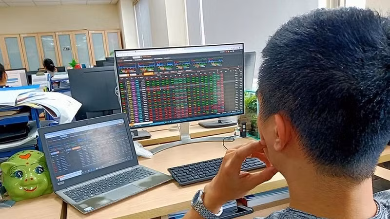 VN-Index fell 4.24 points (0.38%) to 1,101.66 points on October 25.