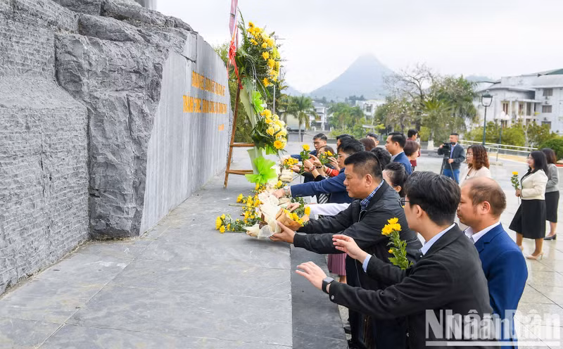 Members of the working delegation and press agencies of the province offer flowers.