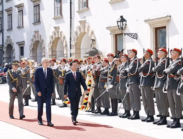 Austrian President Alexander Van der Bellen (L) chairs an official welcome ceremony for President Vo Van Thuong (Photo: VNA) 