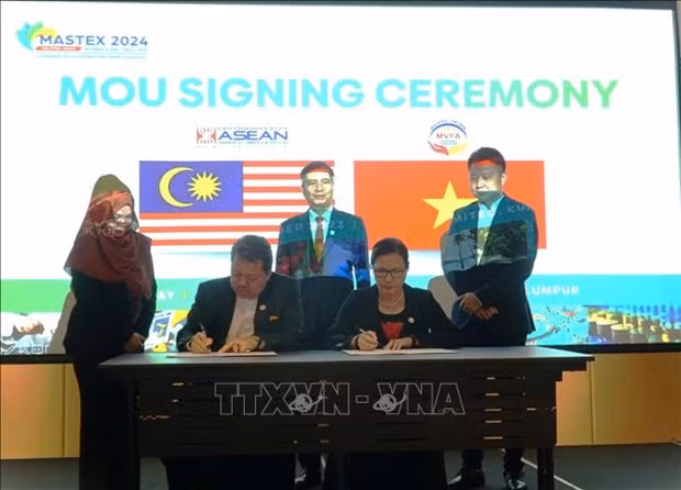 The Malaysia-Vietnam Friendship Association (MVFA) and the ASEAN Chamber of Commerce and Industry (ACCI) sign a Memorandum of Understanding (MoU) on October 31. (Photo: VNA) 