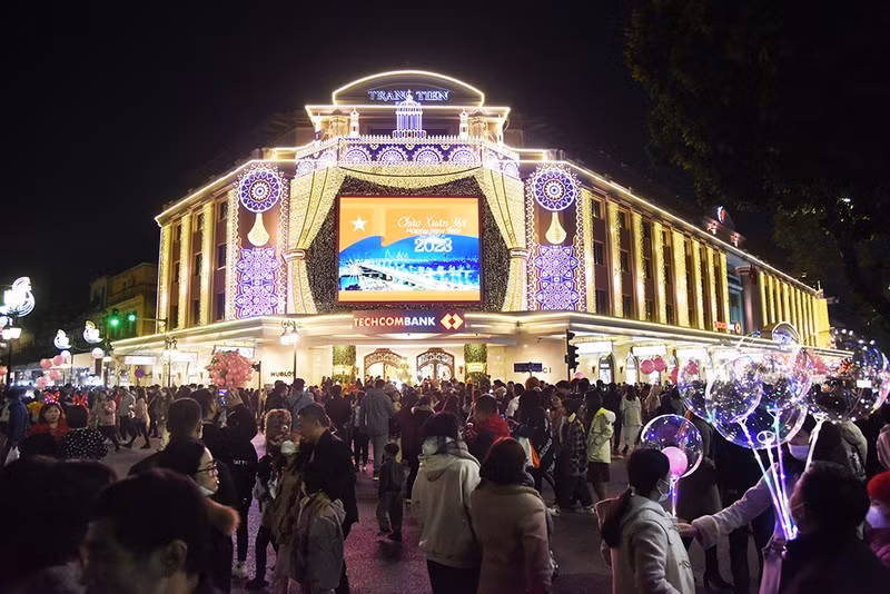 People gather at the pedestrian street around Hoan Kiem Lake to welcome the New Year 2023. (Photo: TRAN HAI)