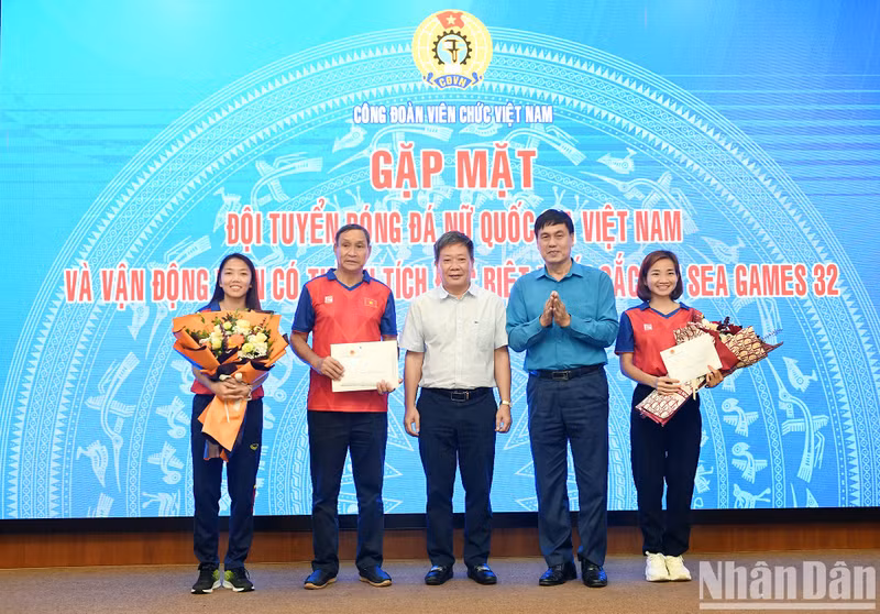 At the meeting, the Trade Union of the Ministry of Culture, Sports and Tourism presents a respective 20 million VND and 5 million VND to the Vietnamese women’s football team and Nguyen Thi Oanh.