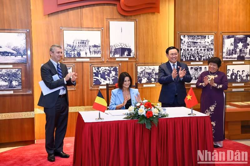 In Pictures: NA leader Vuong Dinh Hue holds talks with President of Belgian Senate Stephanie D'Hose ảnh 5