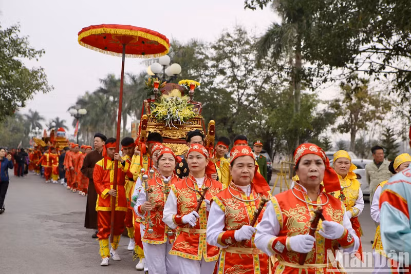 The water procession and fish offering are among the important rituals of Tran Temple Festival.