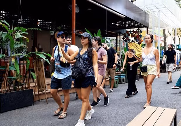 Spanish tourists visit Book Street in Ho Chi Minh City (Photo: VNA) Spanish tourists visit Book Street in Ho Chi Minh City (Photo: VNA)