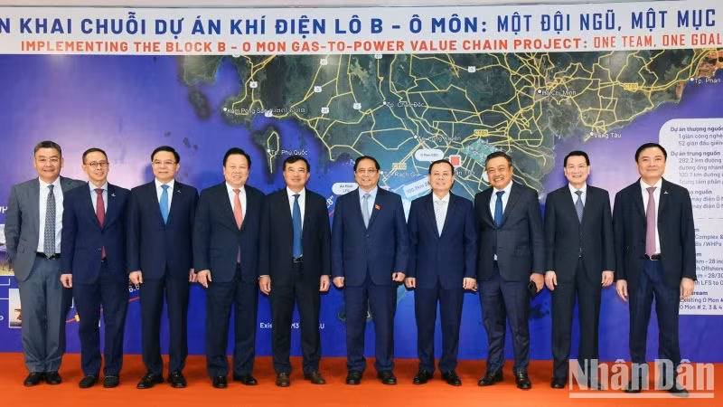 PM Pham Minh Chinh and other delegates.