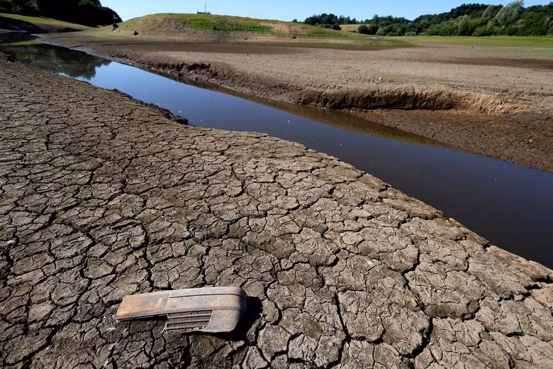 Cracks can be seen in the dried up bed of Tittesworth Reservoir, in Leek, Britain, August 12, 2022. (Photo: REUTERS)