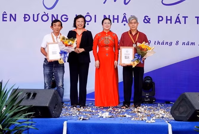 The organisers present awards to photographers at the festival. The organisers present awards to photographers at the festival.