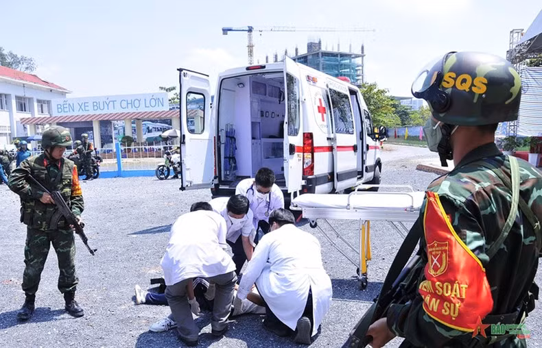 Soldiers rehearse emergencies for injured people. (Photo: qdnd.vn) Soldiers rehearse emergencies for injured people. (Photo: qdnd.vn)