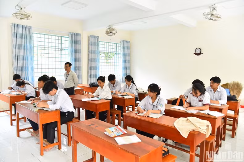 Although the number of students in each class is not too large, the quality of teaching and learning at the school has been guaranteed according to standards. In recent years, Tien Hai Primary and Secondary School have invested in building a new 2-storey building with full facilities including tables, fans, lights, desks and chairs.