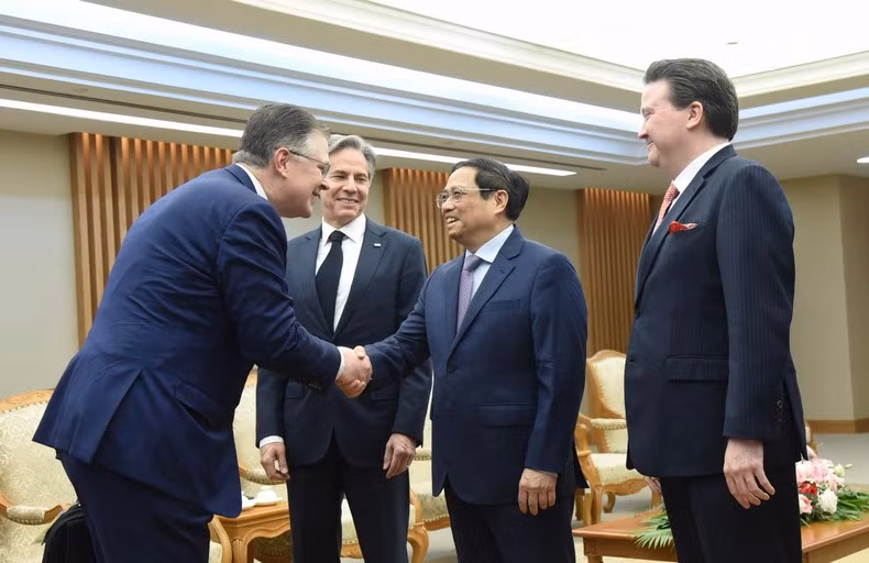 PM Pham Minh Chinh welcomes members of the delegation accompanying the US Secretary of State.