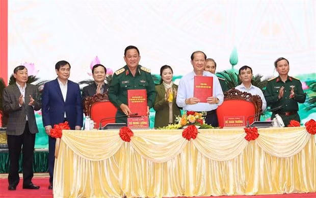 Deputy Defence Minister Sen. Lt. Gen. Vo Minh Luong (L) and Sen. Lt. Gen. Be Xuan Truong, Chairman of the Vietnam Veterans' Association, sign the coordination programme for 2023 - 2030. (Photo: VNA) Deputy Defence Minister Sen. Lt. Gen. Vo Minh Luong (L) and Sen. Lt. Gen. Be Xuan Truong, Chairman of the Vietnam Veterans' Association, sign the coordination programme for 2023 - 2030. (Photo: VNA)
