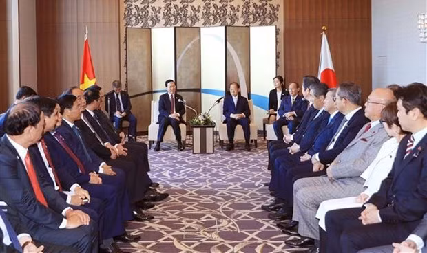 President Vo Van Thuong (L) receives leaders of the Japan-Vietnam Parliamentary Friendship Alliance in Tokyo on November 27. (Photo: VNA) 