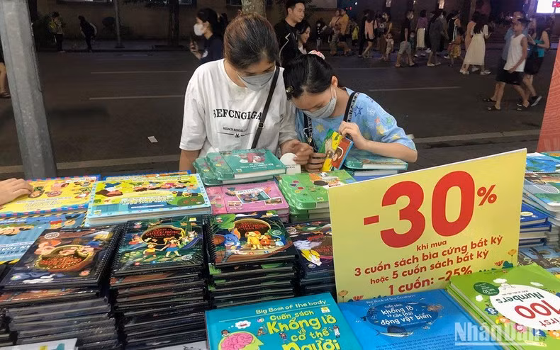 Hanoi Book Fair 2022 attracts many readers.