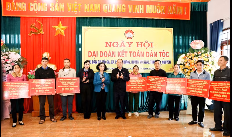 Politburo member Truong Thi Mai and Thai Nguyen Province’s leaders present ten great solidarity houses to poor households in the locality.