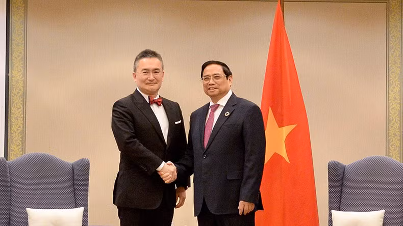 PM Pham Minh Chinh (right) receives Hamamoto Hirotaka, President &amp; CEO of Mitsui Oil Exploration Co., Ltd. (Photo: NDO)